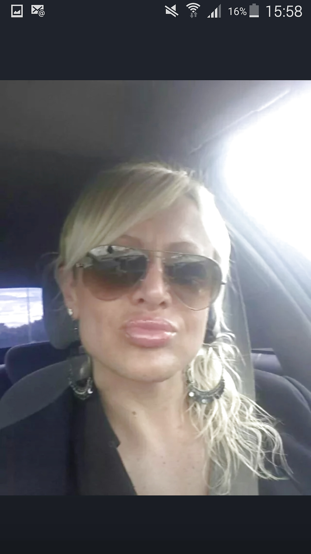 Superbe coquine épilée attende de sucer un mec indécent mais pas seulement